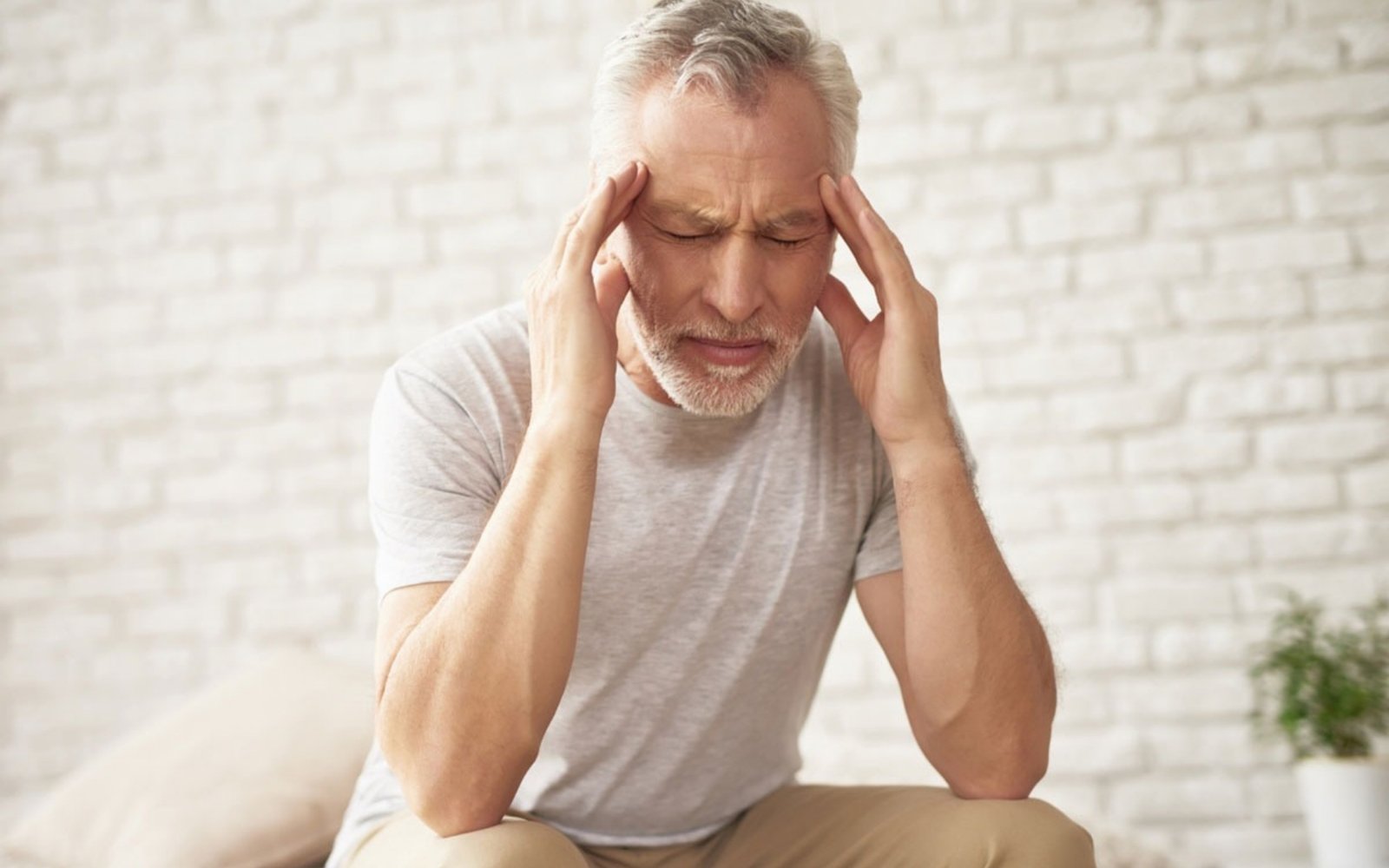 Andropoz (geç başlangıçlı hipogonadizm) sürecinde testosteron düşüşünü, yorgunluk–libido azalması–ereksiyon sorunları–kas kaybı ve ruh hâli değişikliklerini gösteren tıbbi illüstrasyon.