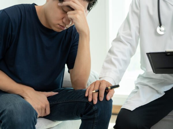 Erken boşalma tedavisi konusunda endişeli bir adam ve ona destek olan partneri.