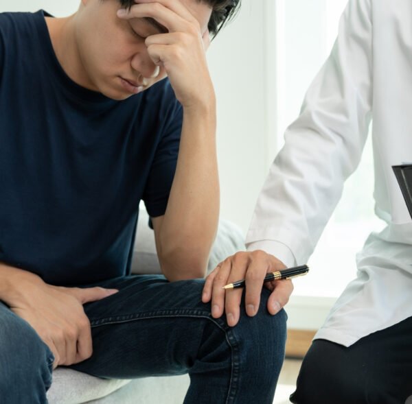 Erken boşalma tedavisi konusunda endişeli bir adam ve ona destek olan partneri.