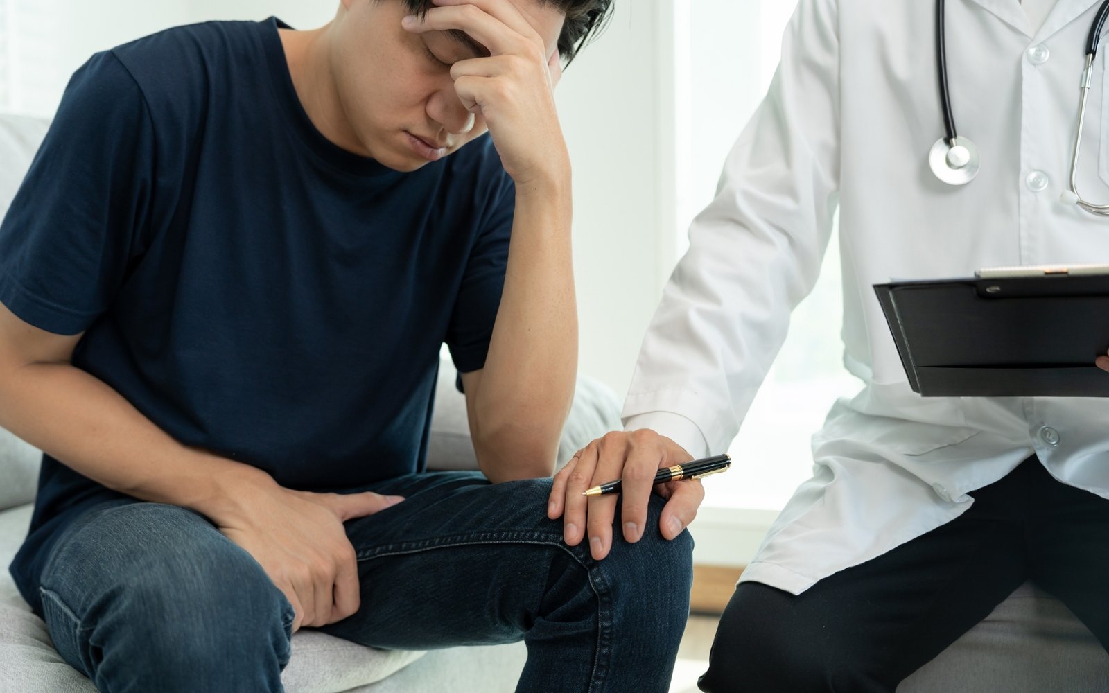 Erken boşalma tedavisi konusunda endişeli bir adam ve ona destek olan partneri.