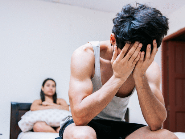 İktidarsızlık (erektil disfonksiyon) ve peniste kan akımı bozukluğunu gösteren tıbbi illüstrasyon; belirtiler ve tedavi seçeneklerine genel bakış.