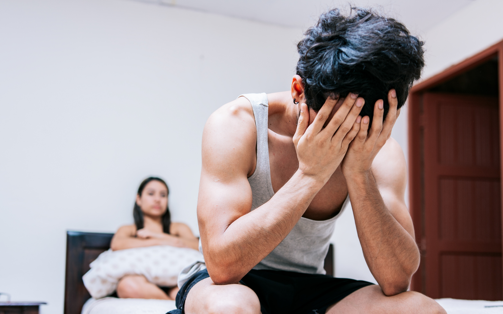 İktidarsızlık (erektil disfonksiyon) ve peniste kan akımı bozukluğunu gösteren tıbbi illüstrasyon; belirtiler ve tedavi seçeneklerine genel bakış.