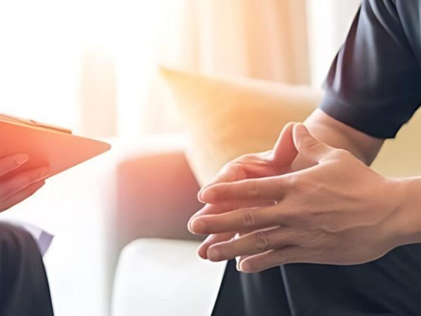 Peyronie hastalığında penis eğriliği için tedavi seçeneklerini gösteren tıbbi illüstrasyon: düşük yoğunluklu şok dalga (ESWT), kollajenaz enjeksiyonu, traksiyon/vakum ve cerrahi düzeltme.