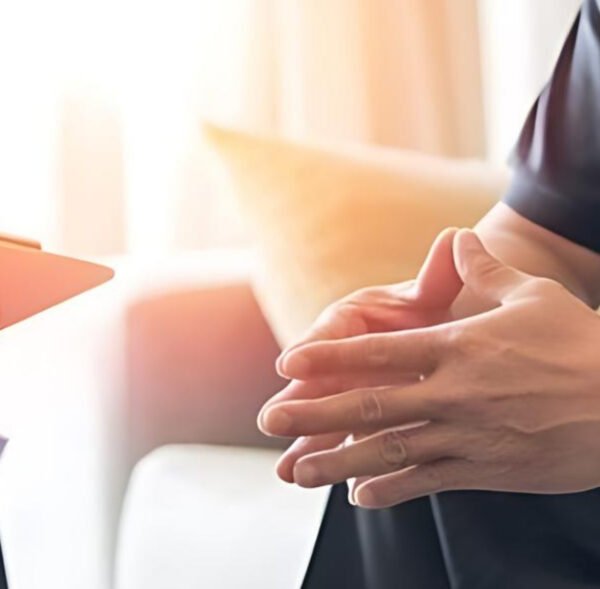 Peyronie hastalığında penis eğriliği için tedavi seçeneklerini gösteren tıbbi illüstrasyon: düşük yoğunluklu şok dalga (ESWT), kollajenaz enjeksiyonu, traksiyon/vakum ve cerrahi düzeltme.