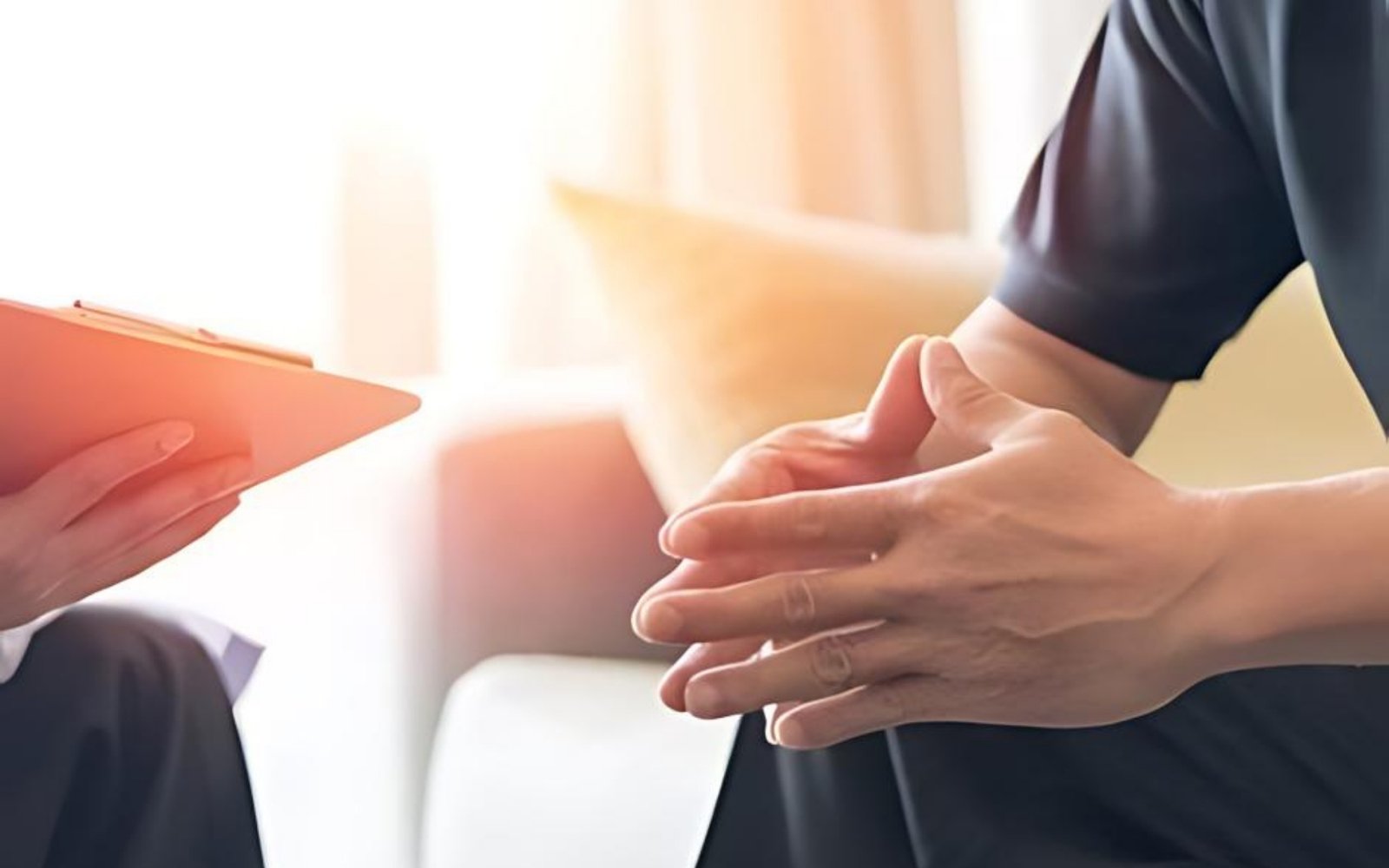 Peyronie hastalığında penis eğriliği için tedavi seçeneklerini gösteren tıbbi illüstrasyon: düşük yoğunluklu şok dalga (ESWT), kollajenaz enjeksiyonu, traksiyon/vakum ve cerrahi düzeltme.