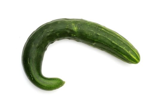 Peyronie hastalığını sembolize eden eğrilmiş salatalık görseli.